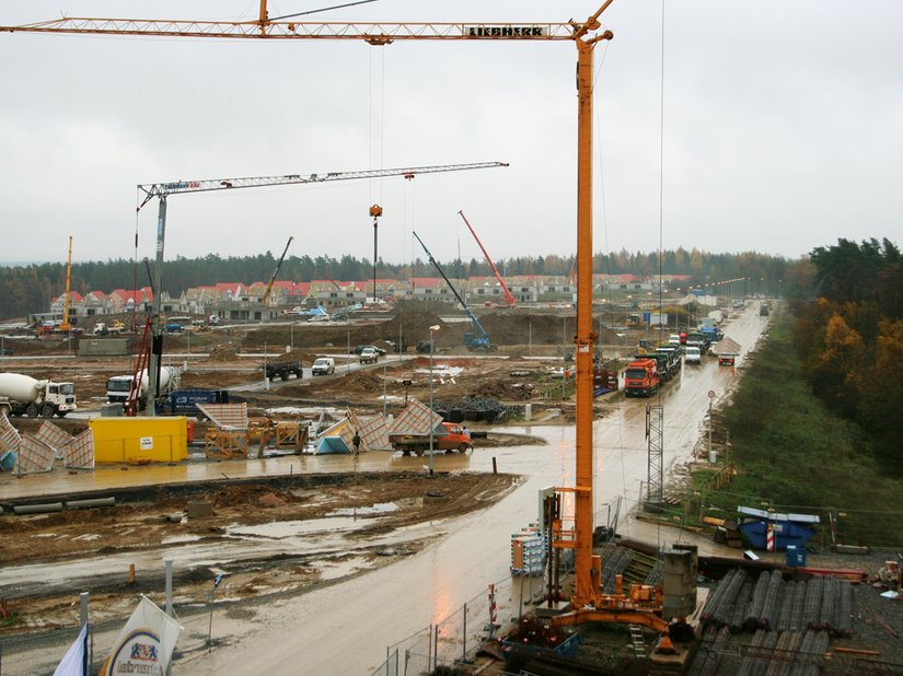 From August 2006, the raw shell construction (in the front construction field), exterior work and internal fittings (back) begin to interlink.