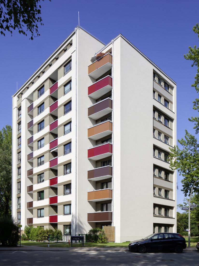 The balconies are set apart inconspicuously from the facade.