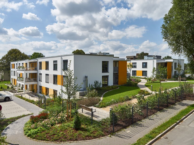 The building of the care facility in Lemgo forms the structural completion and cornerstone of the large group of clinics.