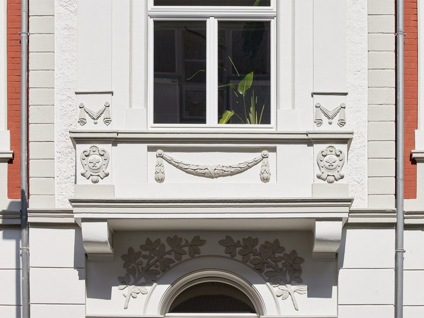 Instead of large-scale windows, high-quality, split windows were installed, which follow the round arch shape of existing window lintels.