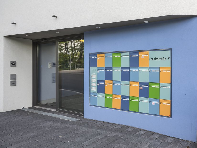 The resident is welcomed by a colored mailbox installation at the main entrance.