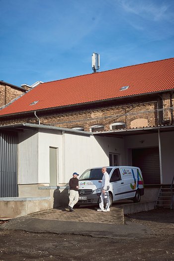 <p>The headquarters of "Ja zur Farbe" in a Braunschweig industrial park. The operation took advantage of the <a href="https://www.brillux.de/service/marketingunterstuetzung/existenzgruender/" title="Existenzgründerpaket" target="_blank" class="internal-link">Brillux founder's package</a>, which above all helps to make a professional impression.</p>