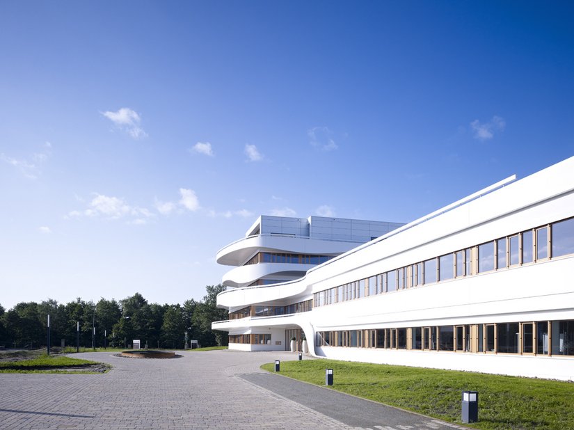 The building for the warehouse, the center for customer service and the administration building form a u-shaped complex with staggered building heights.