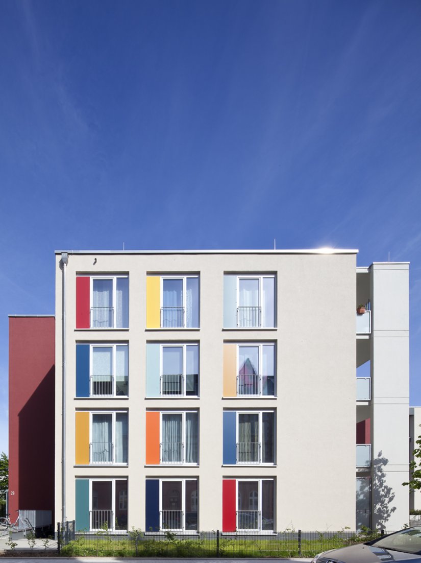 Colored surfaces in rich red in the elevator tower area give structure to the facades.