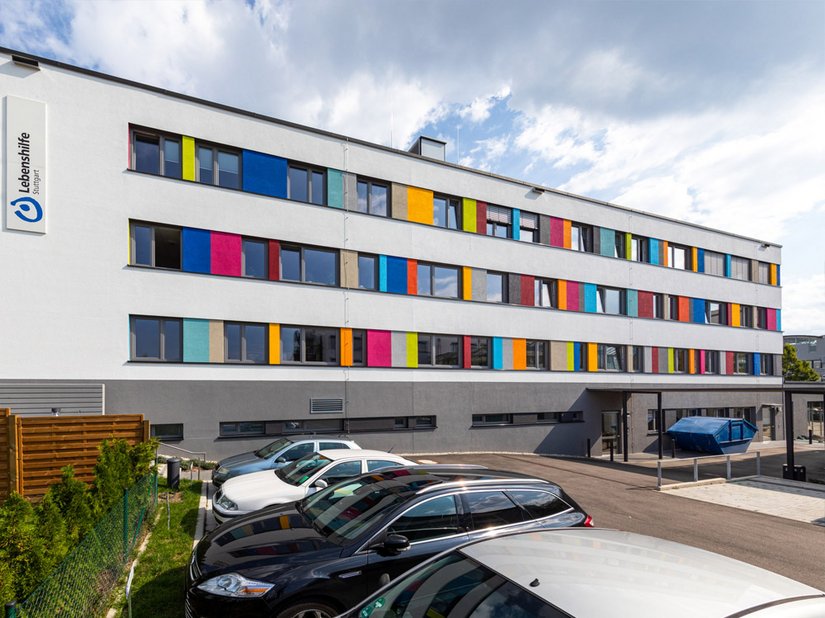 The window color strips, featuring a total of 16 different colors with Evocryl 200, give the new building its identity and also create a horizontal structure for the facade.