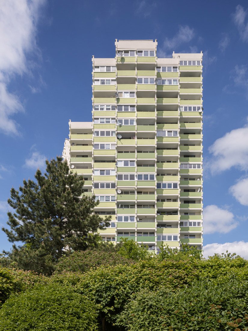 The subtle green, in all its nuances, also manages to integrate the building into its scenic surroundings and almost establishes a visual sense of harmony and calm.