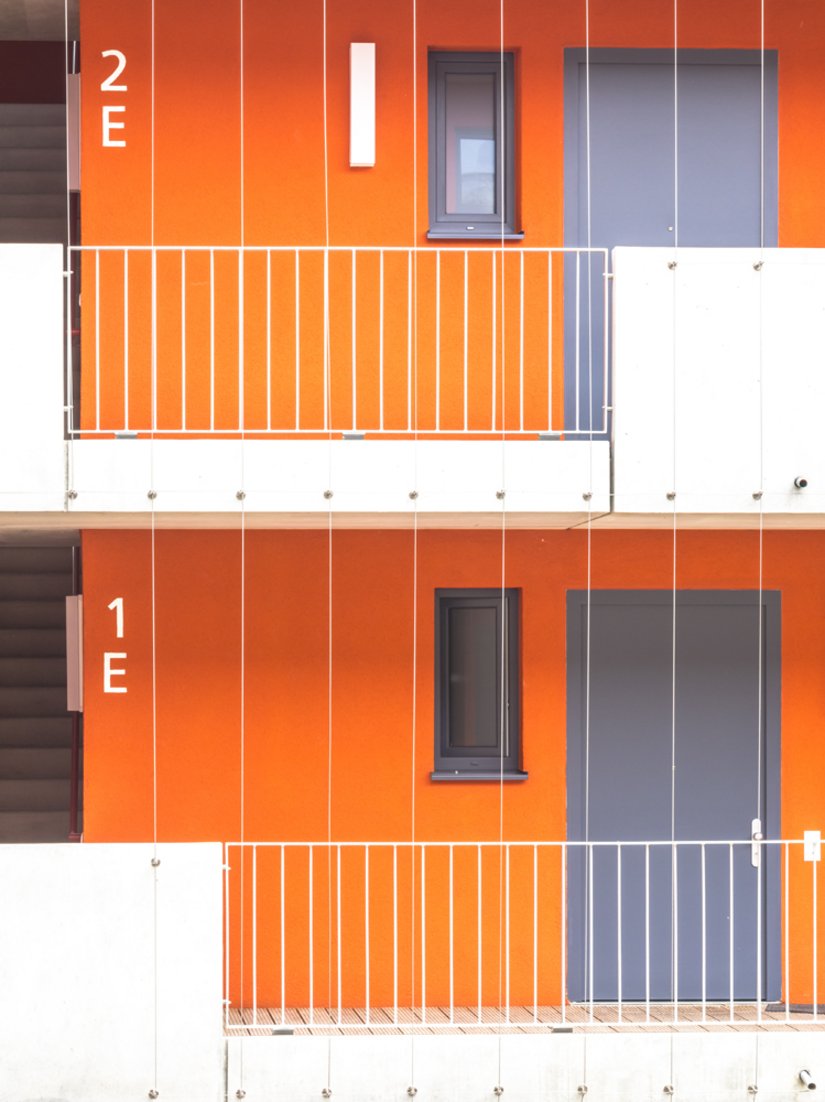 The apartments are accessed via pergolas running all around, arranged towards the courtyard and offering visual contact.