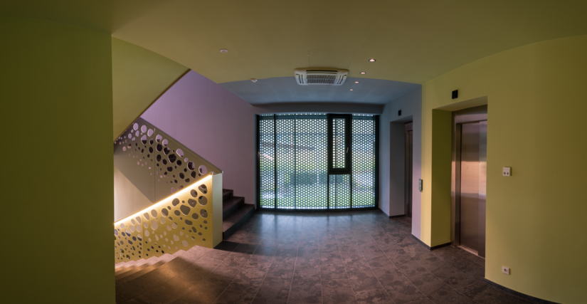 Visual diversity in the stairwell too: dark yellow, lilac, pink and rose-colored areas meet here.
