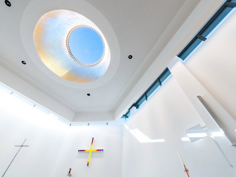 Daylight combines with the gold-shimmering skylight dome, giving the impression that the ceiling is suspended.