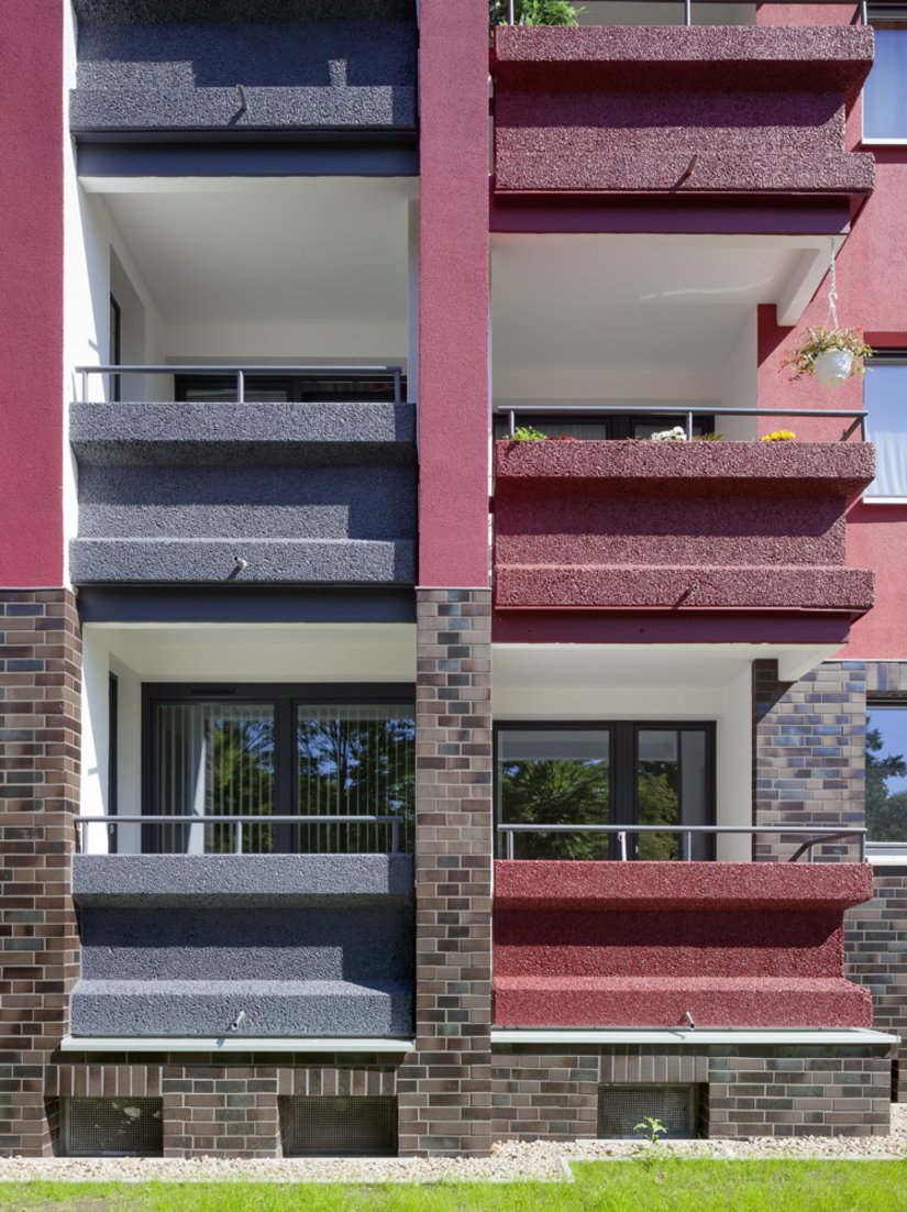 Balconies in bold color shades, in an interplay with ceramic coverings, set accents.