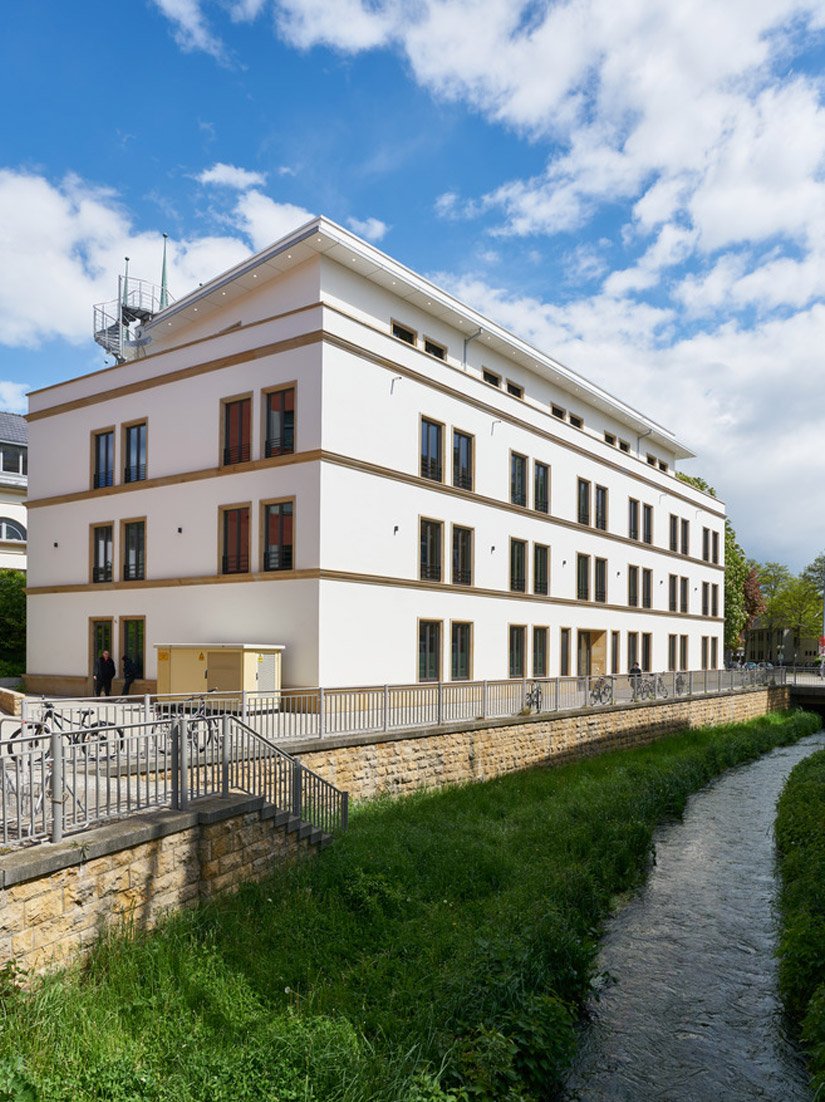 <p>On the long side of the building, there is an additional entrance that can be used as a direct way to access the rental unit on the ground floor.</p>