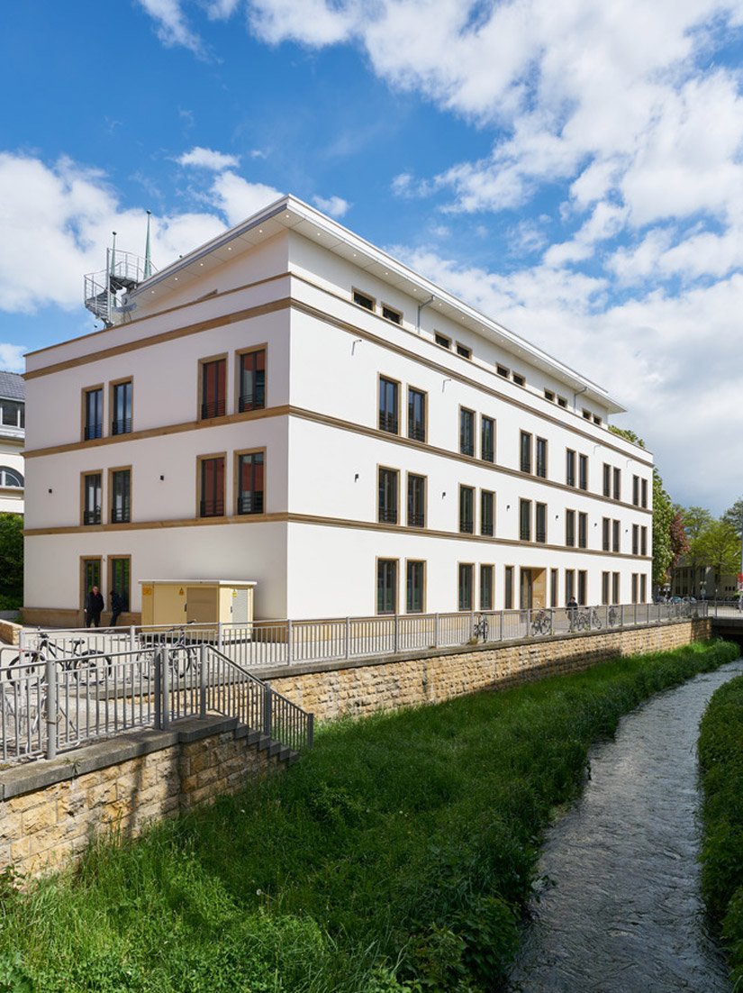 On the long side of the building, there is an additional entrance that can be used as a direct way to access the rental unit on the ground floor.