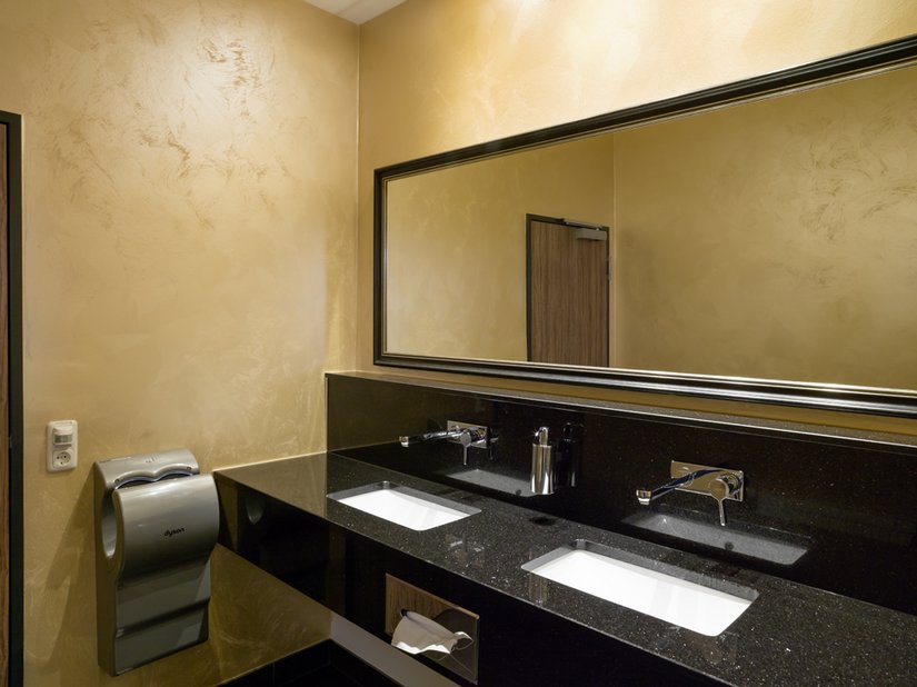 Die goldene Effektfarbe im Bad wirkt edel und hochwertig.