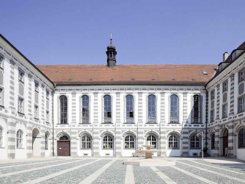 An elongated side wing, the basilica and two other building complexes grouped around two courtyards: The impressive volume of the abbey grounds, with its 9,000 square meters of facade surface, is only revealed to the visitor gradually.