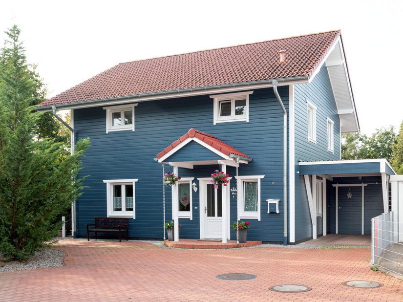 With its blue and white facade, the wooden building in Buggingen is reminiscent of Norwegian houses. Lignodur FlexGuard 871 (previously known as Deckfarbe 871) was used to paint the exterior.
