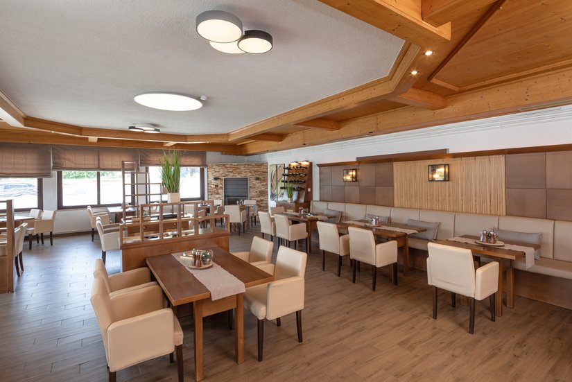 The restaurant rooms have been completely renovated. Briplast Joint and Wall Filler 1875, Briplast Planofill 1875 and Profisil 1906 were used for the filling and painting work.