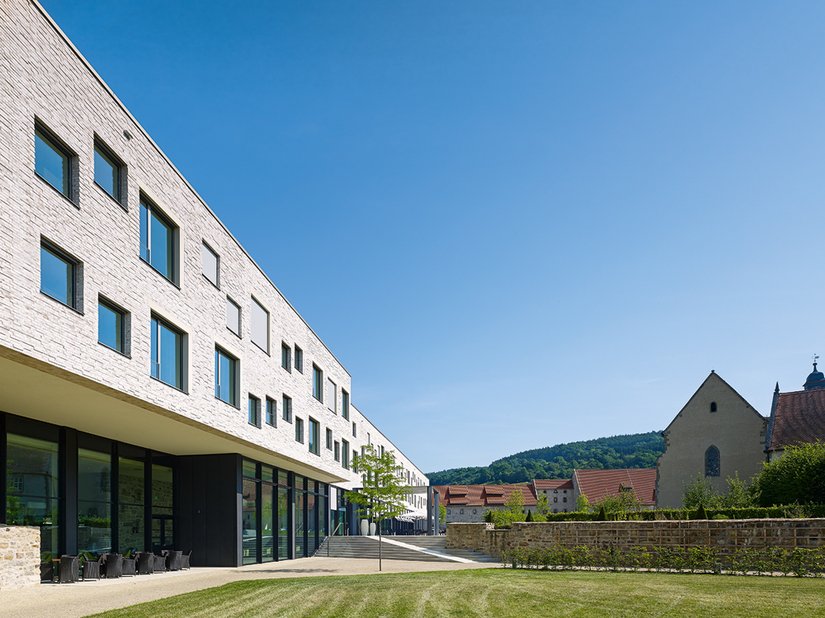 Instead of a monastery wall, the convention hotel separates the monastery from the Morschen community, thus creating a contemplative atmosphere.