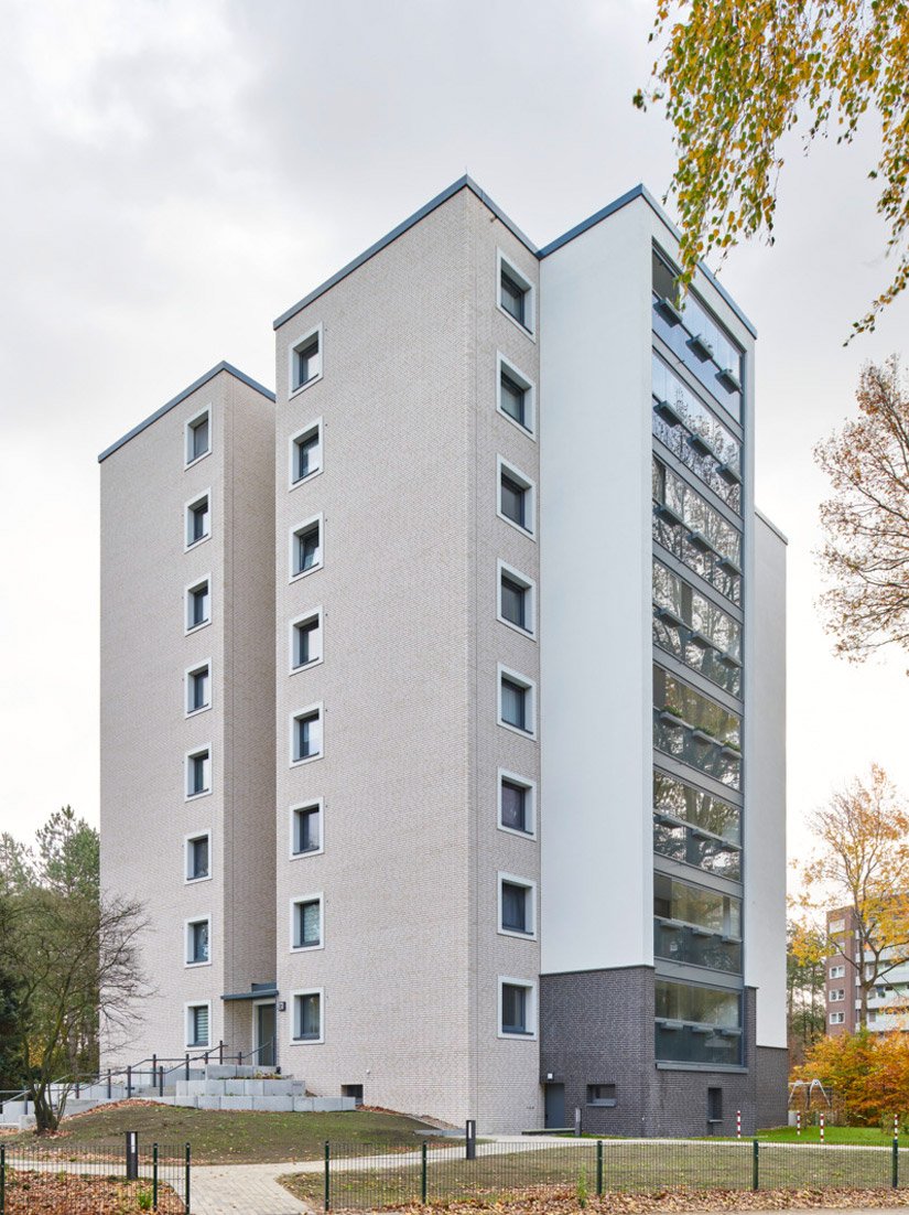 The light and friendly base shade of the color design, the good shading of creme-white and sandy hues in contrast with the gray framed glazing, give the house a new elegance and value.
Photo © Markus Tollhopf