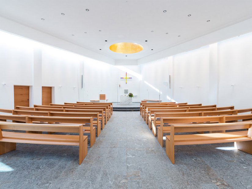The geometrically simple floor plan for the new sacristy now offers 150 seats.
