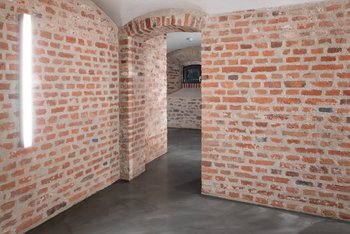 <p>The solid look of the plaster floor harmonizes perfectly with the historic brickwork.</p>