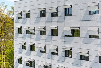 <p>A variable facade changes its appearance; <i>photograph:</i> <i>Wolf-Dieter Gericke, Waiblingen</i></p>