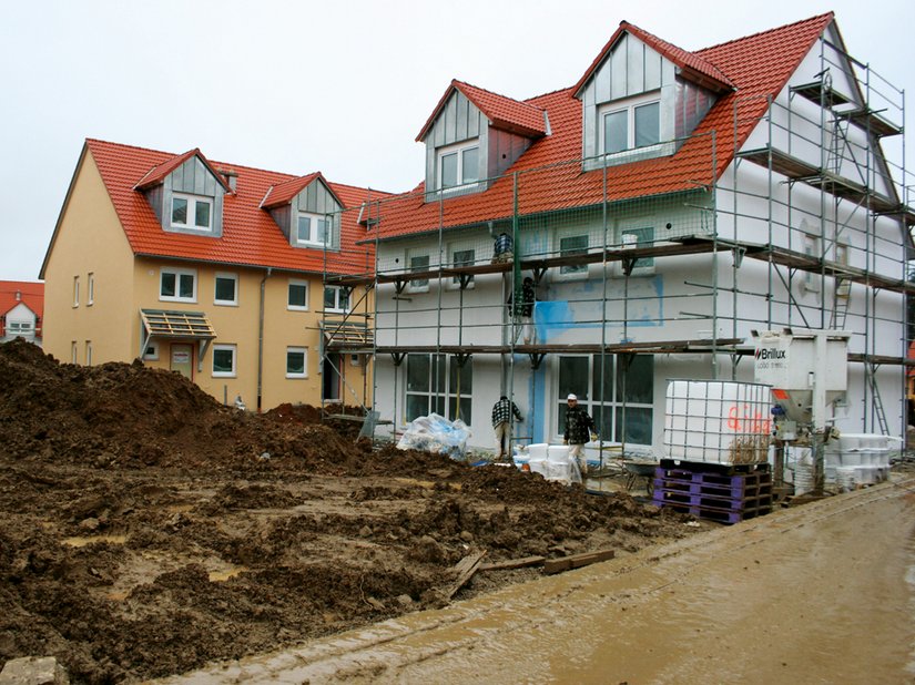 Tight deadlines: The workers have just 2.5 days of pure working time per residential building for the entire facade work.