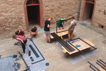 <p>Team work: The students put together their self-designed steel furniture in the castle’s courtyard.&nbsp;</p>