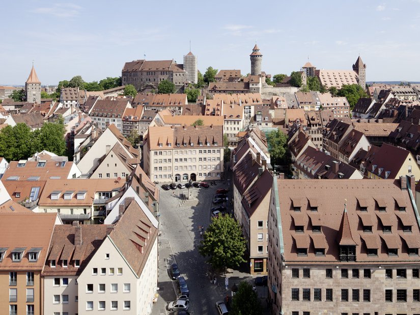 The youth hostel looms over this sea of houses: It is positioned right at the top next to the Kaiserburg castle and, historically, used to be part of it.