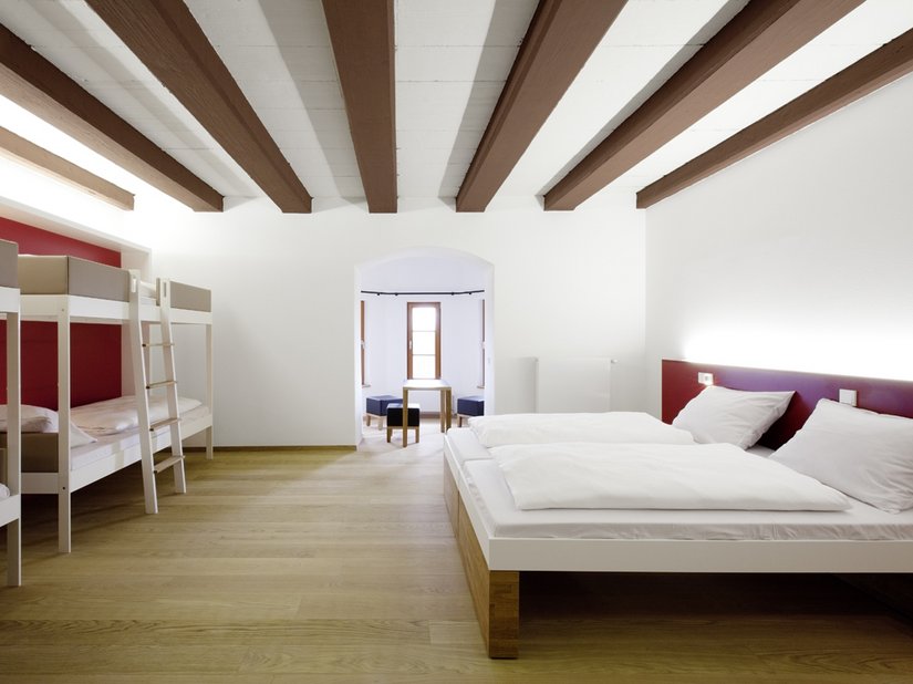 The walls in the rooms have been kept simple. The red alcoves are the eye-catcher here.