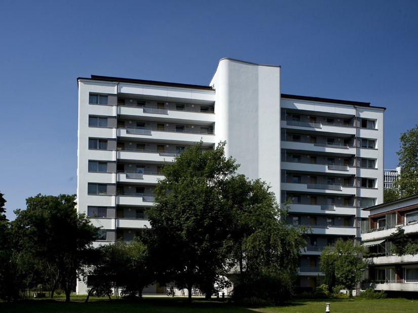 With its unobtrusive appearance achieved with a subtle facade design, the distinctive high-rise building fits into the neighborhood.