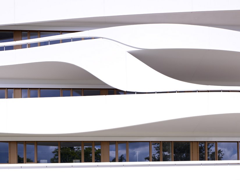 <p>The balustrades are spread out in an undulating design, switch across the levels and appear to flow into each other.</p>