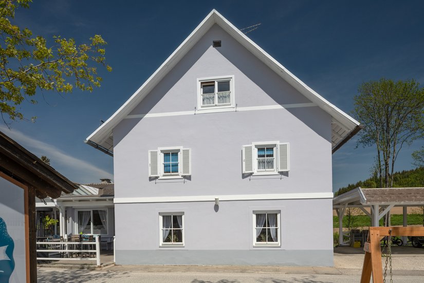 Lignodur SolvoGuard 885, 2K-EP Varioprimer 865 and 2K-Aqua Silk Matt Enamel 2388 were used on the exterior. For the wood coating with Lignodur SolvoGuard, the Protect version of the coating was used, which protects the wood against algae and fungal infestation.