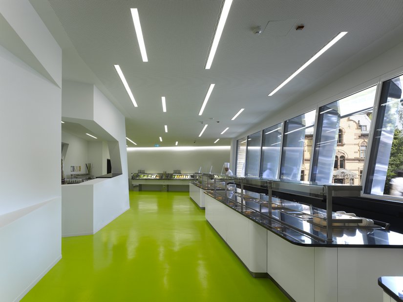 <p>Green and white are the dominant colors in the building – they create a cheerful atmosphere in the canteen.</p>