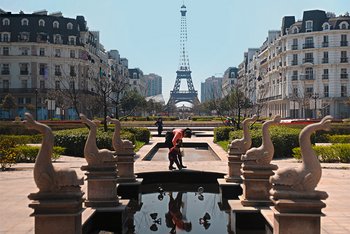 <p>On the square known as Champs-Elysée, there is a replica of a fountain from Paris' Jardin du Luxembourg. At 108 meters tall, the Chinese version of the Eiffel Tower measures just a third of the original; <i>Photo: Getty Images</i></p>