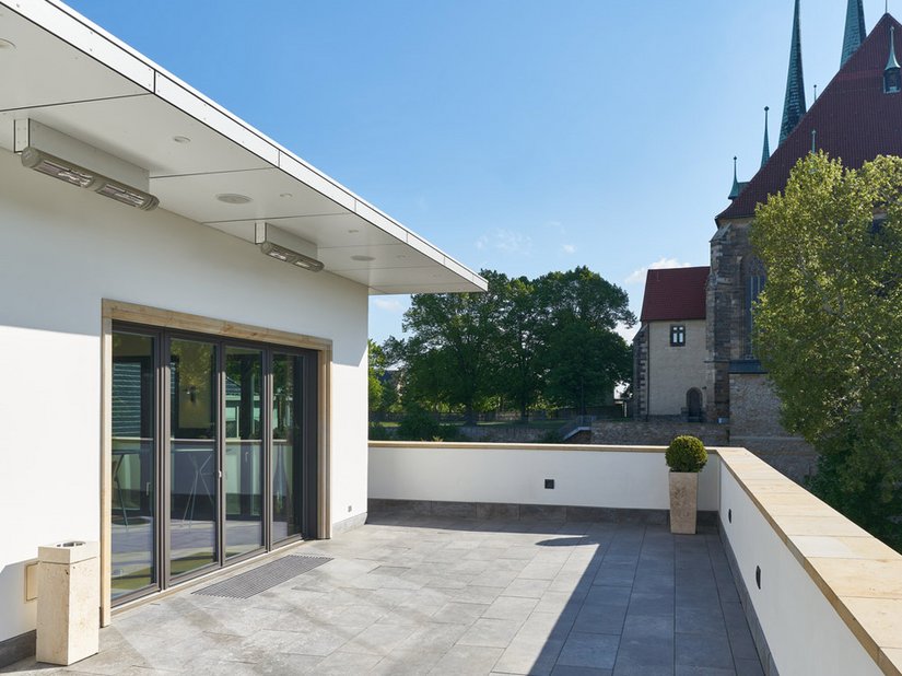 <p>Rund um den Conference-Bereich verläuft eine Terrasse, von der Sie einen atemberaubenden Blick auf Dom und St.-Severi-Kirche genießen.</p>