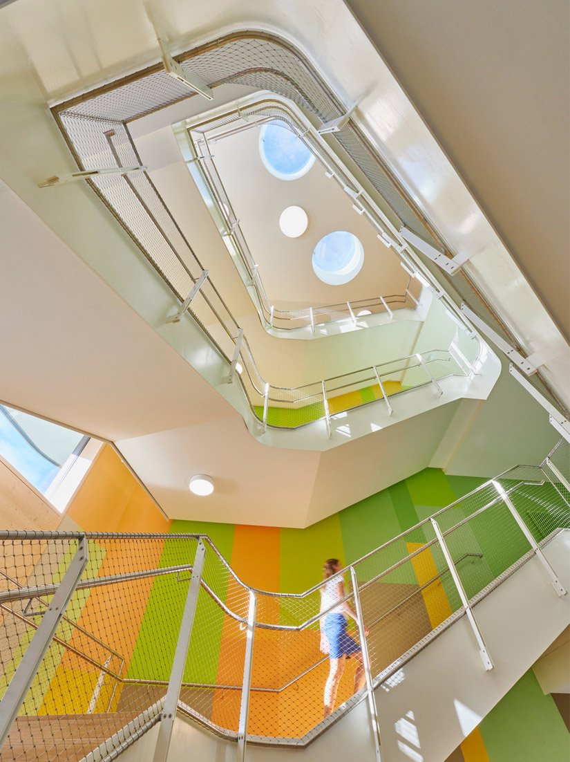 Intense shades of orange, yellow, green and earth tones create a lively and stimulating ambiance, create identity and give character to the various learning zones.
Photo © David Matthiessen Fotografie