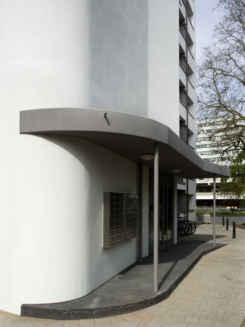 <p>The entrance area was adapted to the wave concept and adds a sculptured touch to the nine-storey building.</p>
