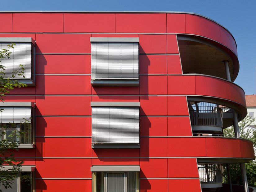 The facade, clad with industrially coated wooden panels, received a new coat after more than twelve years of construction.