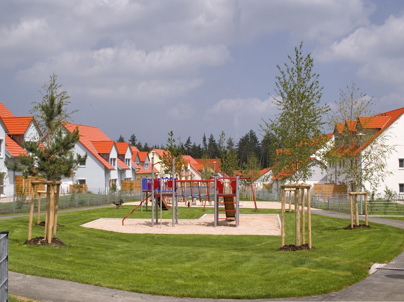 The houses were consciously decorated in a bolder color shade on the access roads to create a gate-like situation. The colorfulness is more understated in the center of the development.