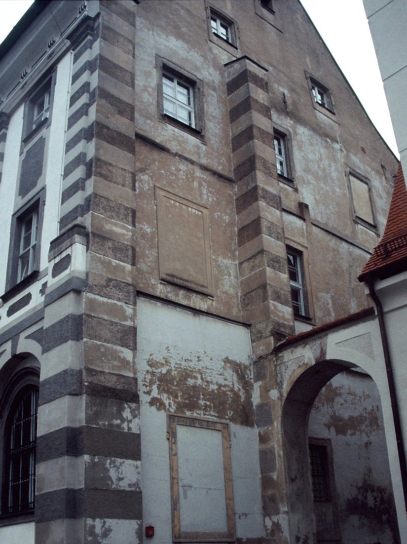 Before the facade renovation, the buildings (here the gatekeeper wing) were suffering from major damage on the render, such as cracks and flaking. The brickwork was salt-laden up to a height of two meters in many areas.