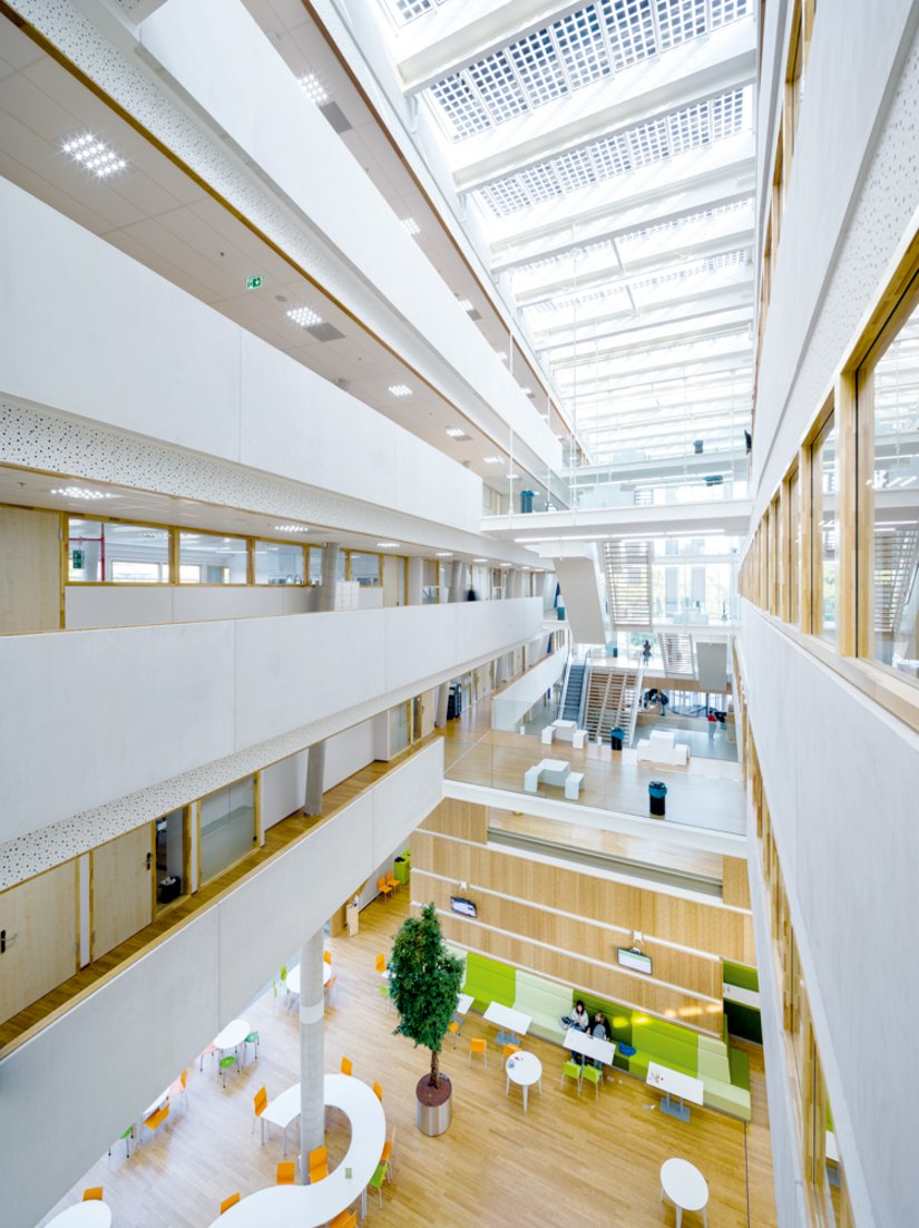 The photovoltaic system on the roof also supplies other buildings on the campus with power.