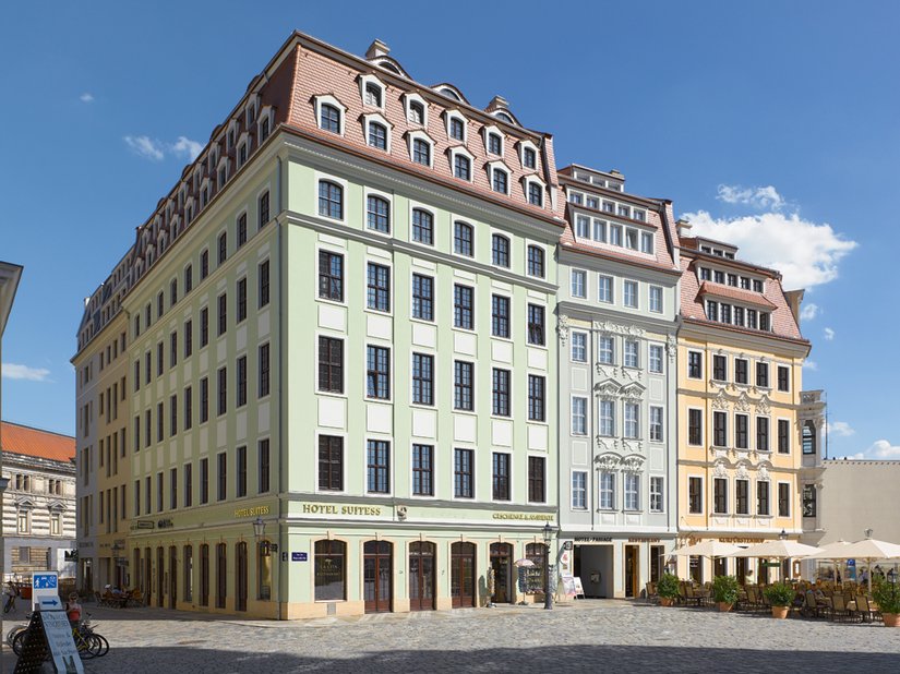 On the north facade of the “Haus zum Schwan" (on the left in the picture), two new buildings in the plain facade design specified by the urban development authority join seamlessly in the Salzgasse.