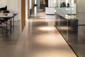 <p>The traditional type of texturing shows an intentional streaking with Floortec 2C Mineralico SL 470.</p>