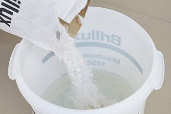 <p>Mix powder filler material with water.</p>