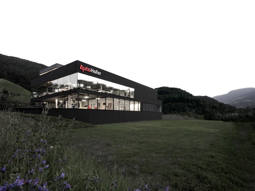 <p>The impressive monolith in the middle of a meadow and mountain landscape houses the sales and service areas as well as a large exhibition with vehicles from a wide range of brands.</p>