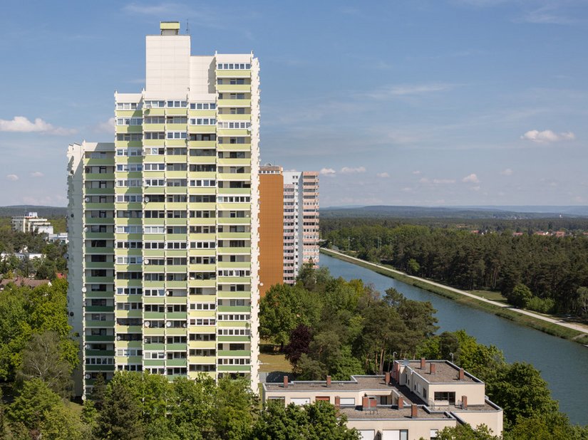 Featuring a new color concept in different shades of green, it has been possible to free the 24-floor high-rise building complex from its former monotony.