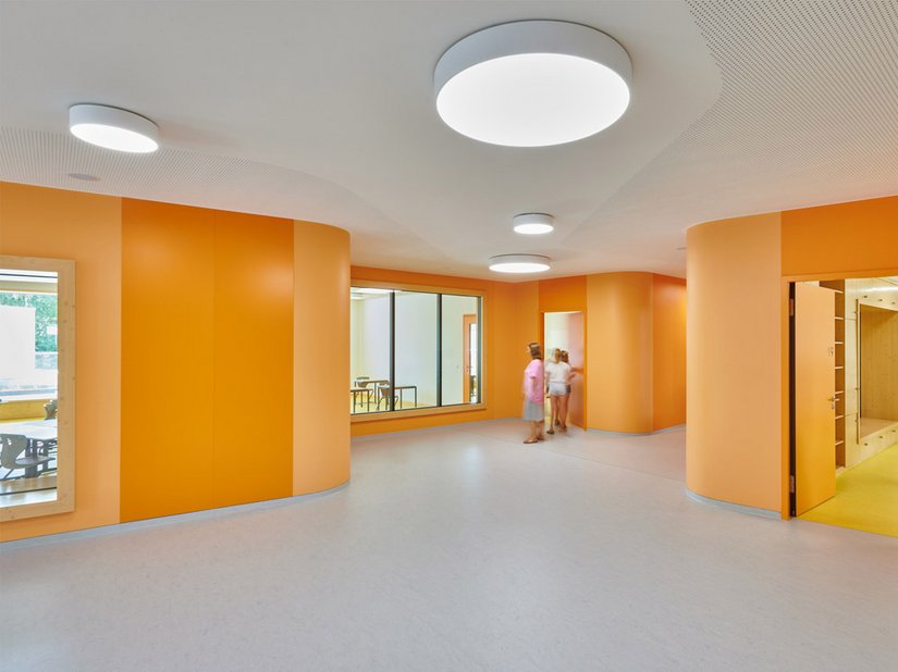 The design is also further developed by the striking color scheme on the walls.
Photo © David Matthiessen Fotografie