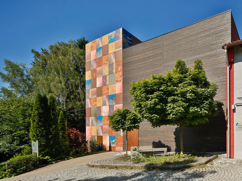 The wooden facade of the main building is perfectly integrated into the surrounding countryside.