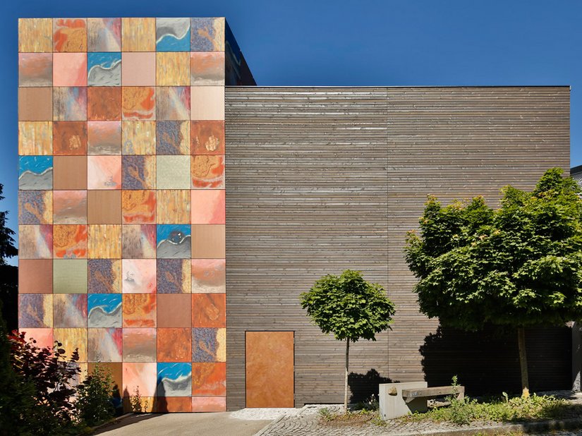 With its extravagant facade design, the building radiates enormous appeal, from its colorful tower made of alucobond panels in warm red, brown and blue tones, along with integrated artist portraits.