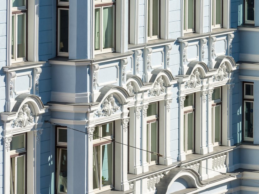 When restoring the facade, great care was taken to retain the existing style elements and rework them with a great deal of love, attention to detail, and proper techniques.